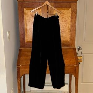 Tesori black straight legged pants. Size 8 made with 82% rayon 18% velvet.